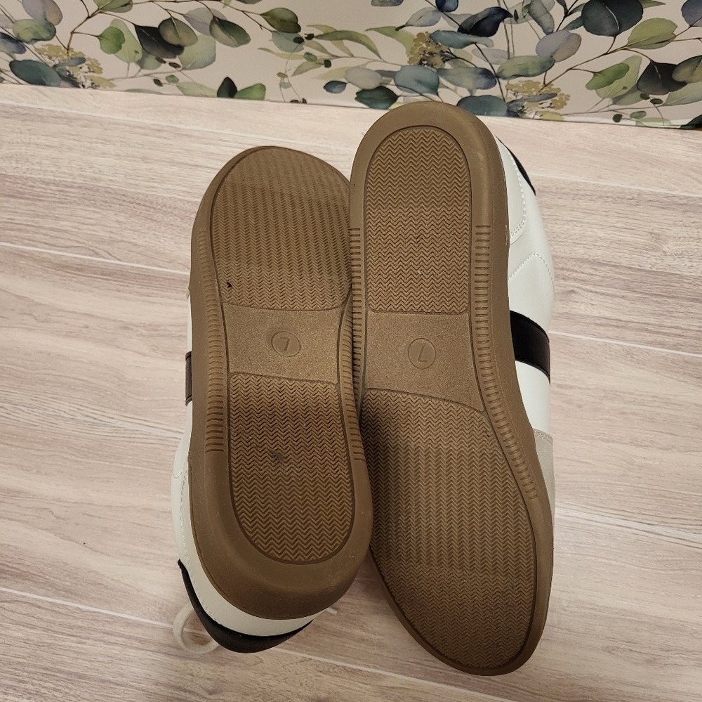 Universal Thread Sneakers - Picture 3 of 8